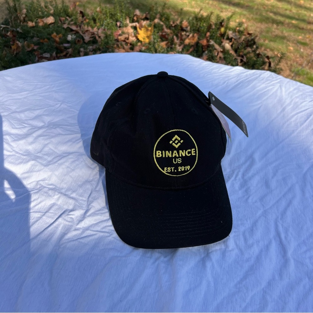 Binance cryptocurrency exchange hat - very rare! NWT